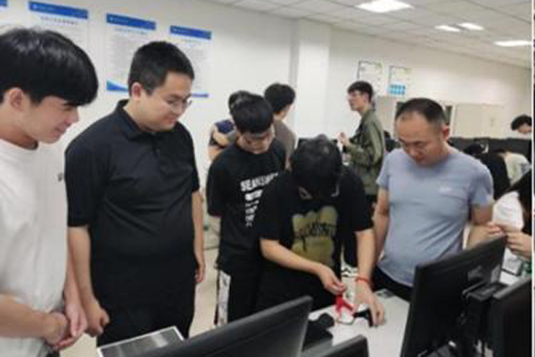 校企双师同上一门课。重庆工程学院供图